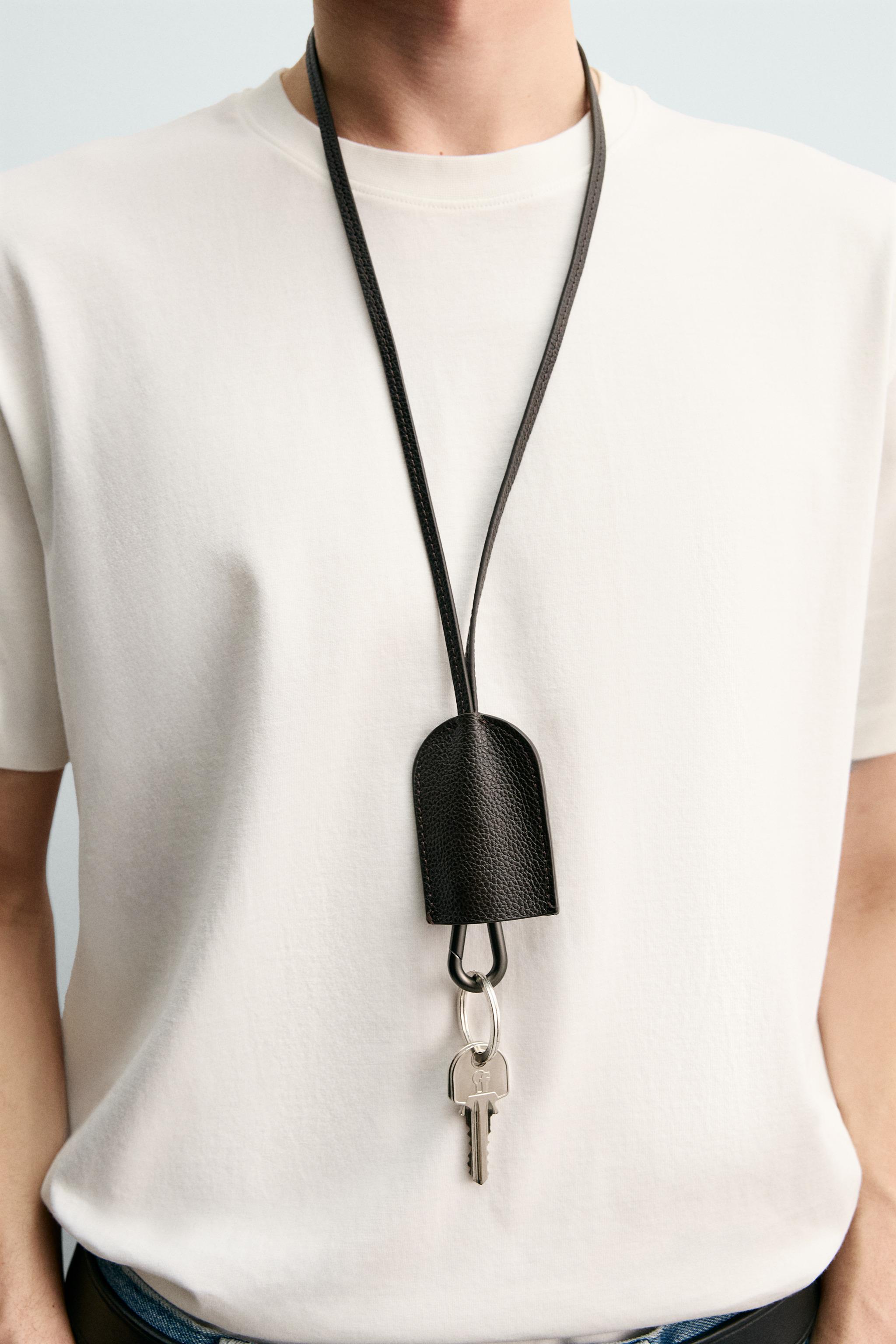 PORTE-CLÉS AVEC PENDENTIF EN CUIR